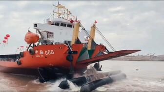 鏟車助推8200噸散貨船&ldquo;遠景發(fā)展&rdquo;氣囊上排下水吉水接水順利#氣囊下水#船舶下水#船用氣囊#散貨船下水#遠景發(fā)展